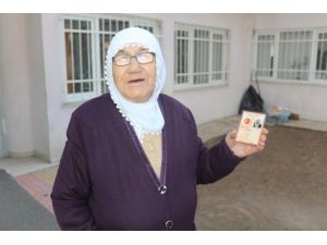 77 Yaşındaki Yaşlı Kadın İlk Defa Kimlik Sahibi Oldu
