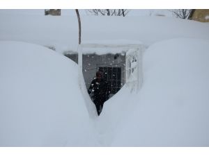 Bitlis’te kar 2 buçuk metreyi buldu, hayat durdu