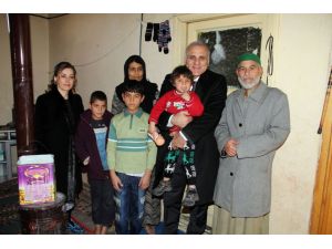 Suriyeli aileleri ziyaret eden Vali Zorluoğlu üçüzlere altın taktı