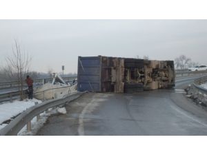 Hurda yüklü kamyon devrildi: 1 yaralı