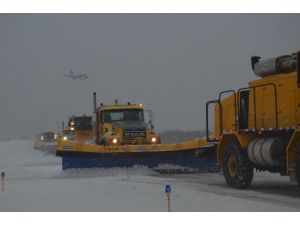 Washington havaalanında kar yağsa da uçuşların yüzde 90’nı aksamıyor