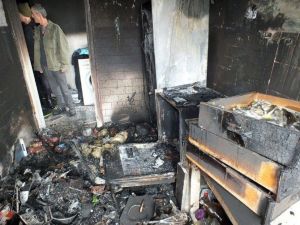Buzdolabından Çıkan Yangın Evi Kullanılmaz Hale Getirdi