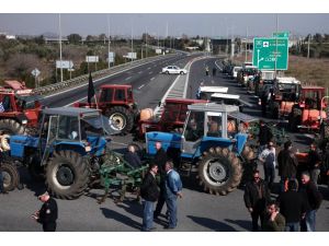 Yunan çiftçinin öfkesi dinmiyor: Atina havalimanı otobanını kapattılar