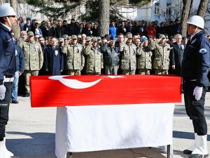 Silah arkadaşını kurtarmak isterken şehit düştü