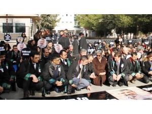 Baro başkanları Tahir Elçi için oturma eylemi yaptı