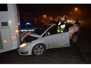 Otobüsün Altına Giren Otomobili Polis Bile Ayıramadı
