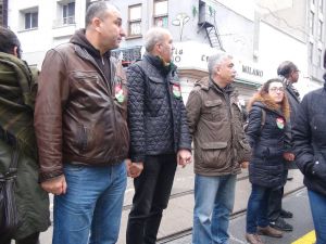 Barış için insan zinciri oluşturdular