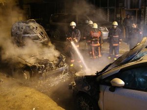 Beyoğlu'nda park halindeki 6 araç kundaklandı