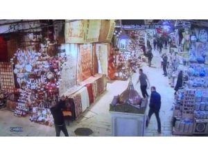Mısır Çarşısı’nda silahlı şahıs paniği kamerada