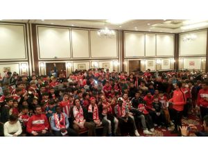 Antalyaspor futbolculardan Futbol Okulları Halil Fidan 3. Kış Kampına ziyaret
