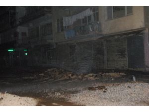 Gece yarısı boru patladı, mahalle su baskını tehlikesi atlattı
