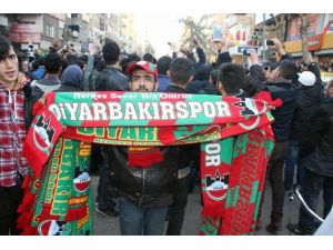 Diyarbakır’da Galibiyet Kutlamasında Olaylar Çıktı: 2 Yaralı
