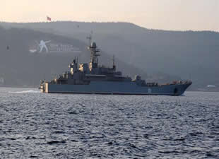 Rus savaş gemileri peşpeşe Çanakkale Boğazı’ndan geçti