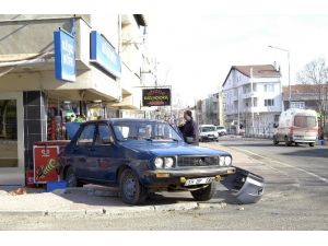 Otomobil Bakkala Dalmaktan Son Anda Kurtuldu: 4 Yaralı
