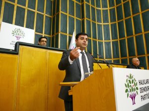 Demirtaş Sur'a asılan Türk bayrağından rahatsız oldu