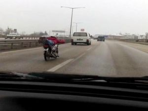 Otoyolda Motosikletle Şov Yapan Genç Trafiği Tehlikeye Düşürüyor