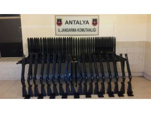 Manavgat'ta 100 pompalı tüfek ele geçirildi
