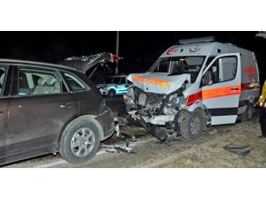 Ambulans Otomobile Çarptı: 4 Yaralı