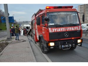 Cevizlibağ'da servis minibüsü yandı