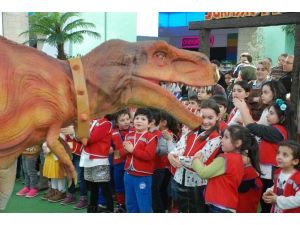 Dinozor Gösterisi Çocukların İlgisini Çekiyor