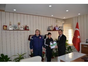 Türkiye Şampiyonu Olan Minik Halterci Ödüllendirildi