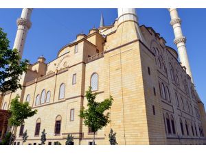 Mülkiyeti Diyanet'e devredilmeyen Türkiye'nin 3. büyük camisinde rant iddiası