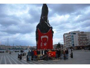 Truva Atı’na Türk Bayrağı Asarak Terörü Protesto Ettiler
