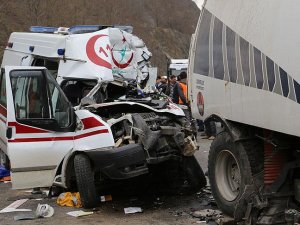 Ambulans ile yol süpürme aracı çarpıştı: 1 ölü, 3 yaralı