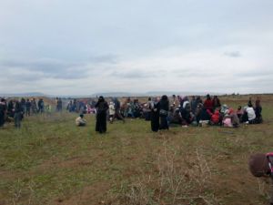Binlerce Suriyeli Türkiye sınırına yürüyor
