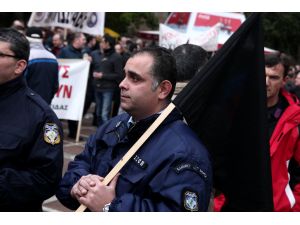 Yunanistan'da 2 bin 500 üniformalı, gösteri düzenledi