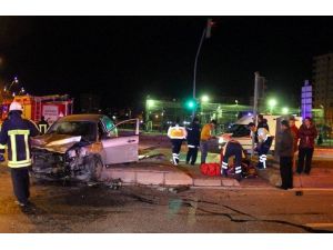 Otomobiller Kafa Kafaya Çarpıştı: 6 Yaralı
