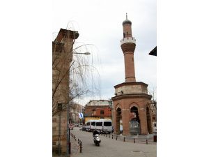 Cami ile yolları ayrı düşen şadırvan üstü minarenin ilginç öyküsü