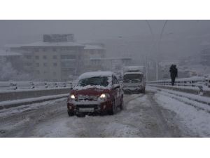 Yoğun kar yağışı sürücüleri zorladı
