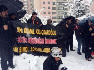 CHP’li Urla Belediyesi’nin Evini Yıktığı Aileler Soluğu Kılıçdaroğlu’nun Evinin Önünde Aldı