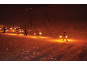 Bitlis'te meşaleli kayak gösterisi büyüledi