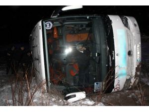 Sivas’ta Yolcu Otobüsü Şarampole Devrildi: 21 Yaralı