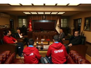 Masa tenisi şampiyonları Başkan Yaşar’ı ziyaret etti