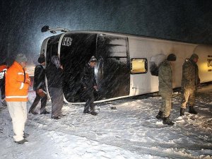 Erzincan’da yolcu otobüsü devrildi: 13 yaralı