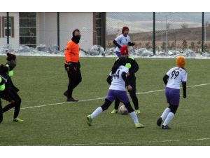 Eksi 4 Derecede Oynanan Futbol Maçında Bayan Sporcular Sahaya Bere Ve Boyunlukla Çıktı