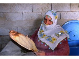 Bitlis’te Tandır Ekmeği Geleneği Devam Ediyor