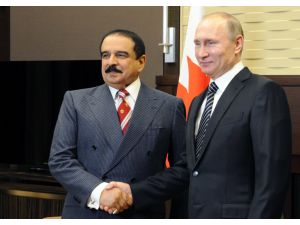 Bahreyn Kralı, Putin’e Şam çeliğinden kılıç hediye etti