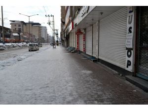 Yüksekova’da kepenkler kapalı
