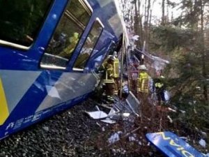 Almanya'da iki tren kafa kafaya çarpıştı