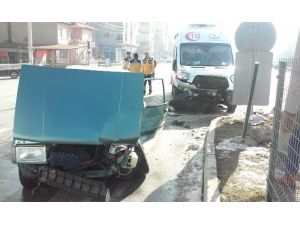 Otomobille Ambulans Çarpıştı: 4 Yaralı