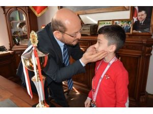 Minik Şampiyon Başkan Özcan’ı Ziyaret Etti