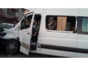 AK Partililerin Bulunduğu Minibüs Çankırı’da Kaza Yaptı