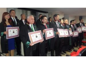 İzmir’de 10 Yeni Avukat Cübbelerini Giydi