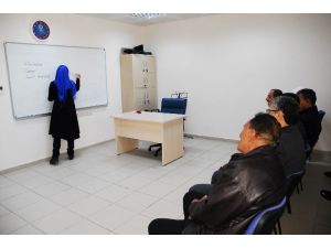 Karaman’da Kent Konseyi Sığınmacılar İçin Dil Kursu Açtı