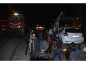 Yolcu Treni Otomobili Biçti: 2 Yaralı