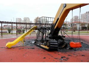 Çocuk parkı yakıldı